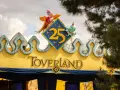 Bunte Figuren feiern 25 Jahre Toverland Freizeitpark. Ein Papagei und ein Oktopus zieren das Jubiläumslogo über dem Eingang.