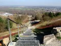 Treppe führt zur Halde Hoheward. Ein Spaziergänger genießt die Aussicht über die Landschaft.