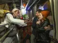 Schrecken in der Bavaria Filmstadt: Ein blutverschmierter Seemann und ein Clown erschrecken ein Paar. Ein gruseliges Halloween-Erlebnis.