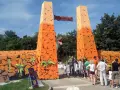 Eingang zum Dinosaurier-Park, einem Freizeitpark in Kroatien. Eine Gruppe von Besuchern steht vor dem Eingangstor.