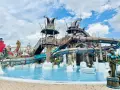 Der Rulantica Wasserpark mit Wikingerschiff-Rutsche und Meerjungfrauen-Statue. Ein Abenteuer für die ganze Familie!