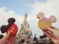 Mickey- und Minnie-Kekse vor dem Schloss. So lecker, was kann man im Disneyland Paris machen!