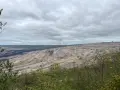 Blick vom Aussichtspunkt Tagebau Hambach auf die riesige Braunkohlegrube mit ihren Terrassen und Förderbändern.