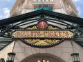 Hier können Sie Disneyland Paris Tickets vor Ort kaufen. Das Schild "Billets-Tickets" mit dem Schloss-Symbol weist den Weg.