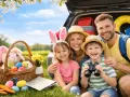 Glückliche Familie mit Osterkörbchen und bunten Eiern, bereit für die Ostereiersuche.