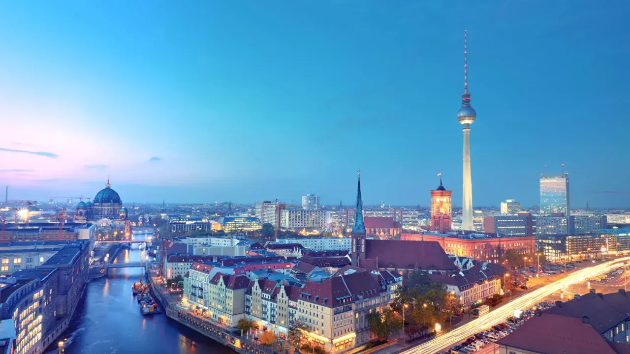 Berlin bei Nacht: Fernsehturm, Dom und Spreeufer – so viel kann man in Berlin machen!