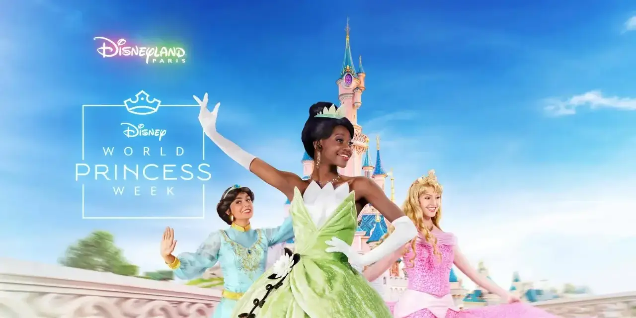 Drei Disney Prinzessinnen, Tiana, Jasmine und Aurora, tanzen vor dem Schloss in Disneyland Paris.