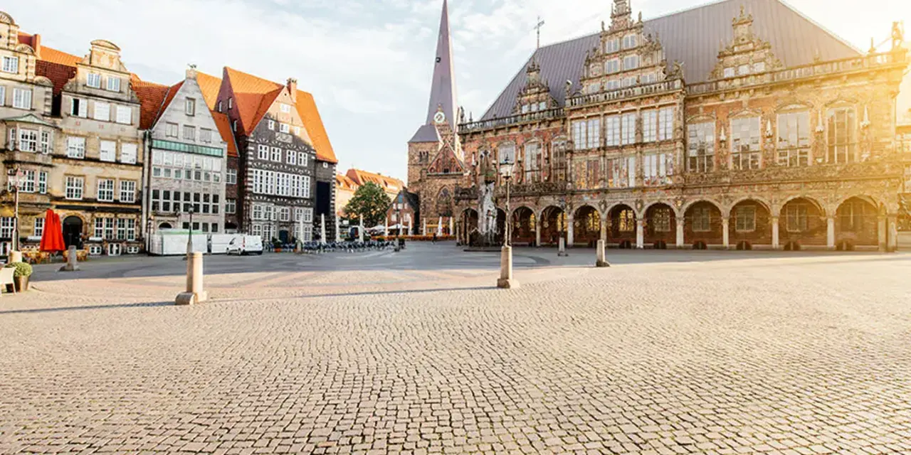 Bremen Marktplatz mit Rathaus & St. Petri Dom. Hier kann man in Bremen viel entdecken, z.B. die historische Architektur.