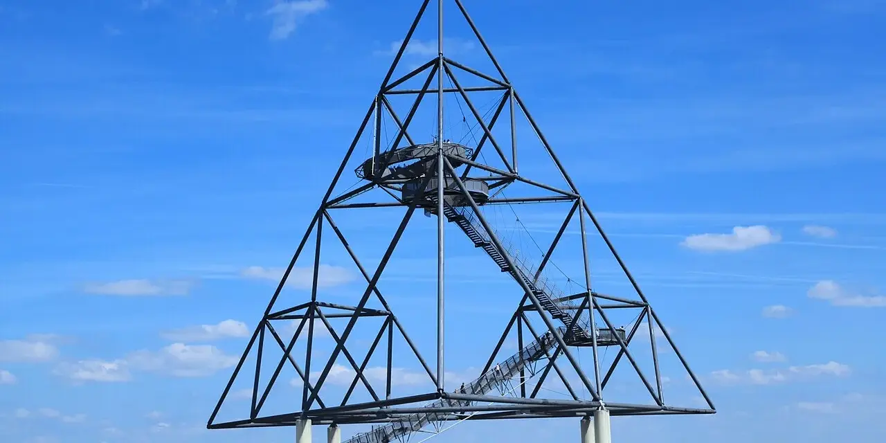 Der Tetraeder Bottrop mit seinen begehbaren Treppen ragt in den blauen Himmel.