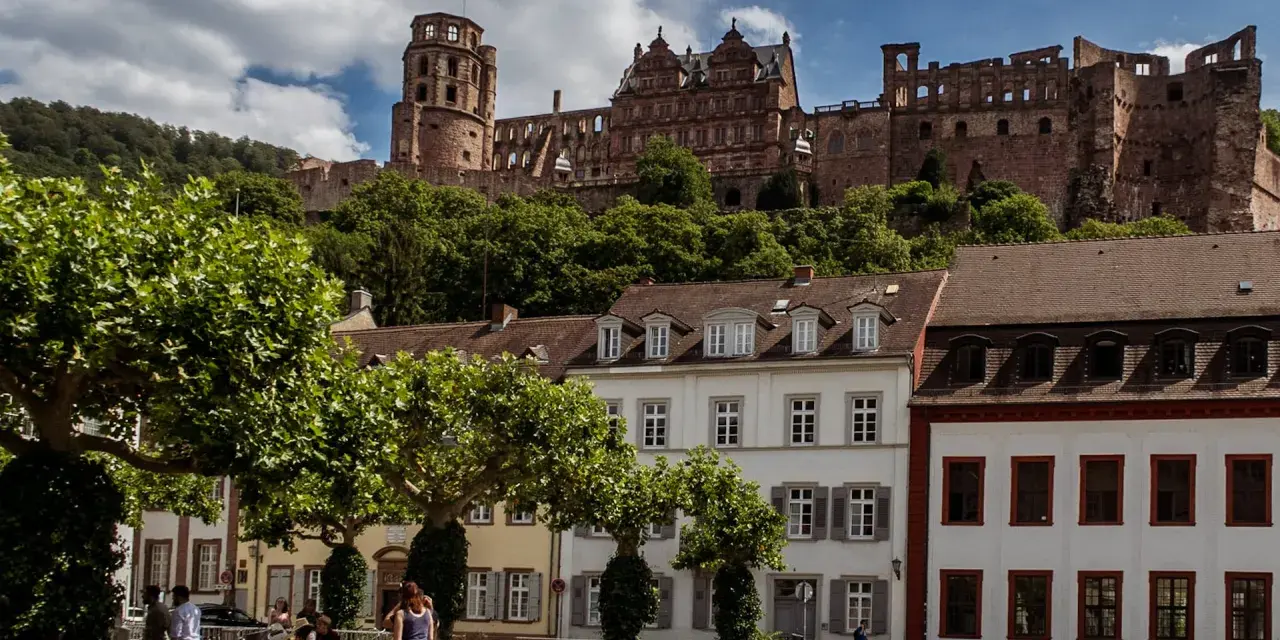 Heidelberger Schloss thront über malerischen Häusern. Ein perfekter Ort, um zu entspannen und zu überlegen, was to do in Heidelberg.