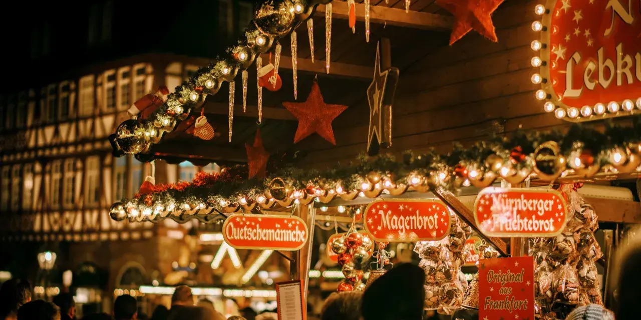 Der kleinste Weihnachtsmarkt der Stadt lockt mit Lebkuchen, Quetschemännchen und Nürnberger Früchtebrot.