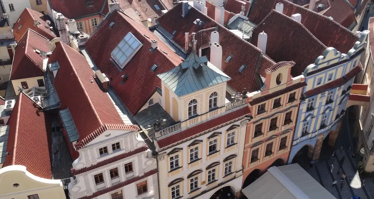 Blick über rote Dächer und bunte Fassaden in Prag. Ein Highlight der Stadt.