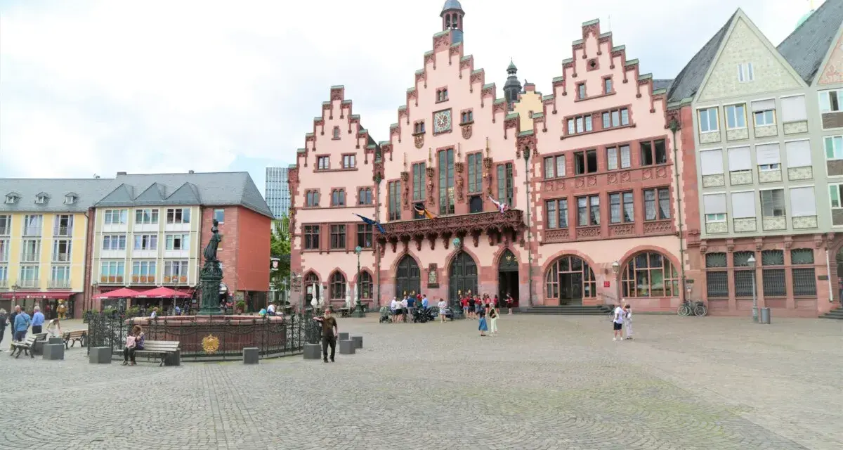 Der Römerberg in Frankfurt, ein lebhafter markt, mit historischen Gebäuden und Menschen, die die Atmosphäre genießen.