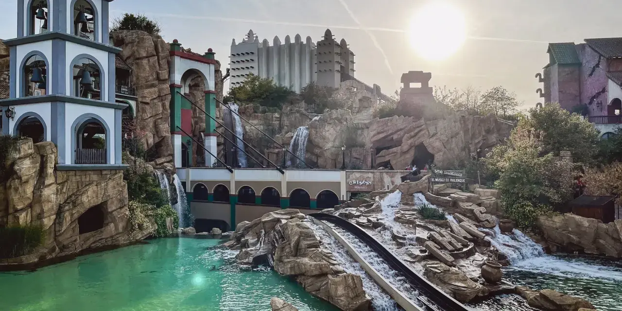 Wasserbahn im Phantasialand mit Glockenturm und Felsenlandschaft. Tolle Phantasialand Tipps für einen unvergesslichen Tag!