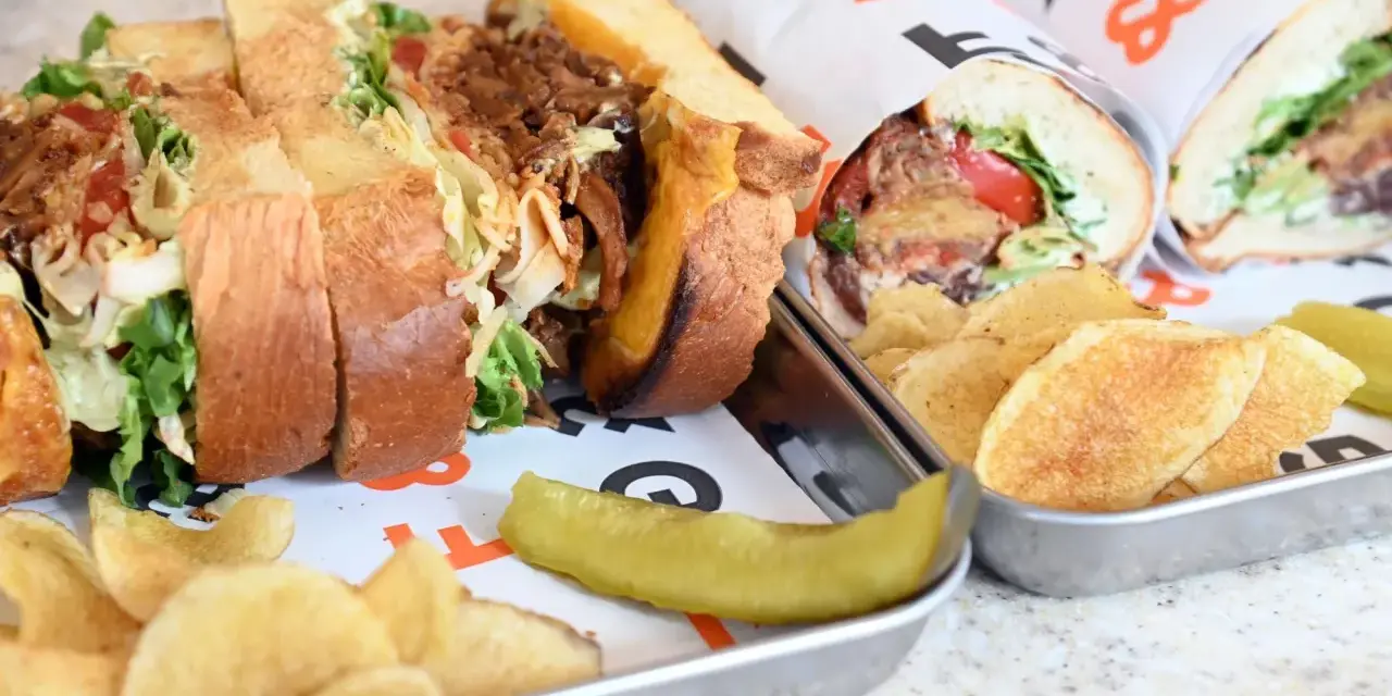 Saftige Sandwiches mit **feinripp**-Brot, knackigem Salat und **gold**-braunen Chips. Ein Genuss für Augen und Gaumen.