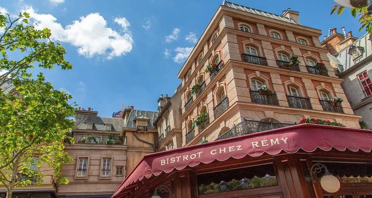 Bistrot Chez Rémy, ein Ratatouille Restaurant in Paris, mit typisch französischen Gebäuden und einem roten Vordach.