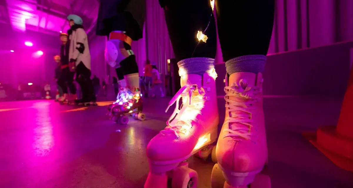Rollschuh-Spaß auf der Zollverein Rollschuhbahn im Neonlicht. Bunte Lichter schmücken die Rollschuhe, während die Skater über den Boden gleiten.