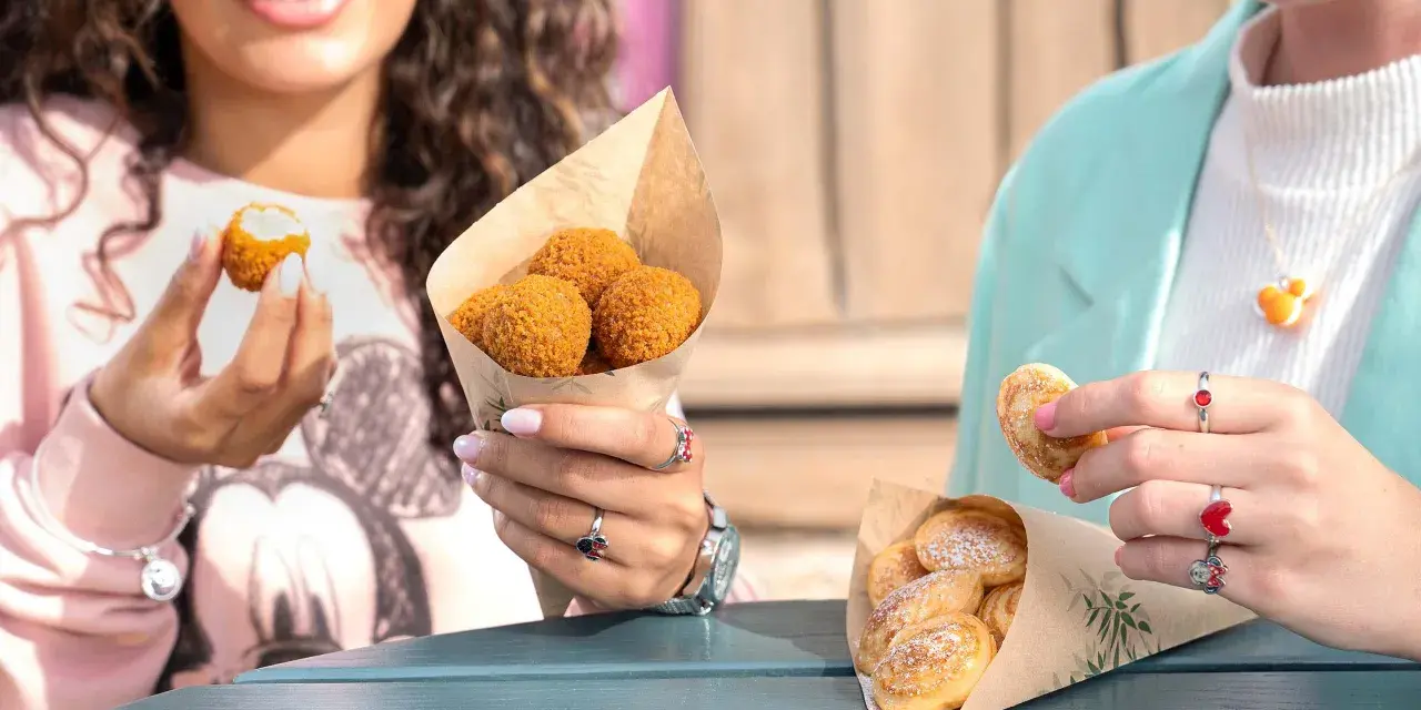 Disneyland Paris Snacks: Knusprige Kroketten und süße Poffertjes für einen magischen Tag.