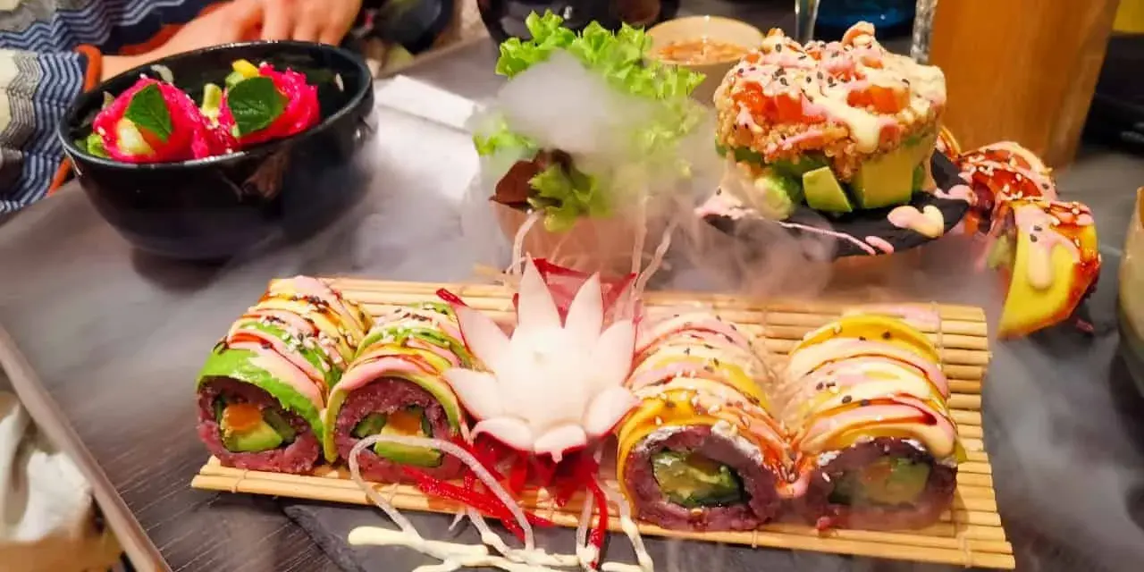 Köstliches vegetarisches Sushi mit Avocado und bunten Gemüsesorten, serviert mit Rauch-Effekt. Ein Genuss für Augen und Gaumen in diesem **restaurant vegetarisch**.