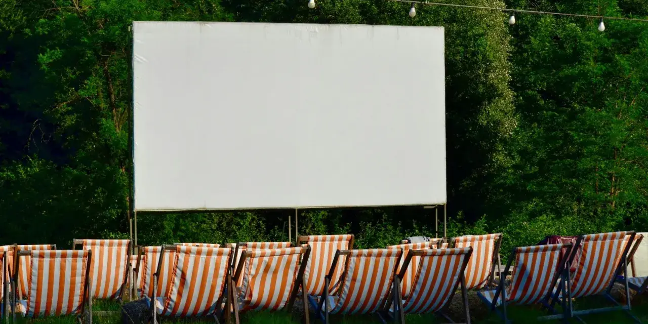 Leere Liegestühle warten auf Besucher vor einer Leinwand im **Open Air Kino Ruhrgebiet**.