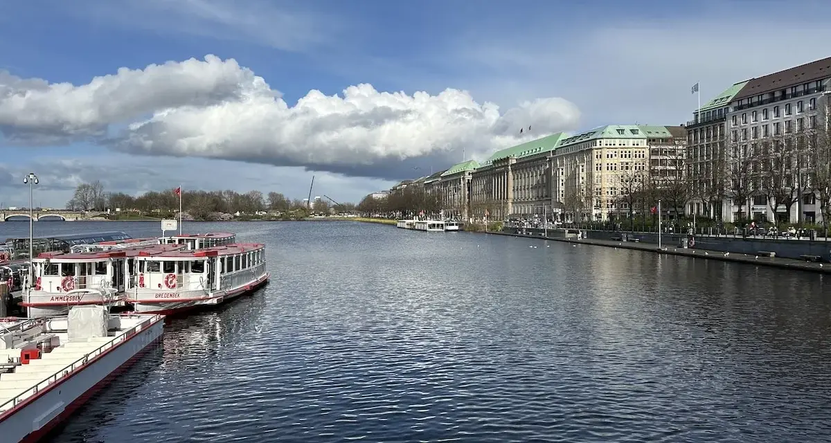 Hamburgs Alster mit Booten und prächtigen Gebäuden – ein Muss, was man in Hamburg gesehen haben muss.