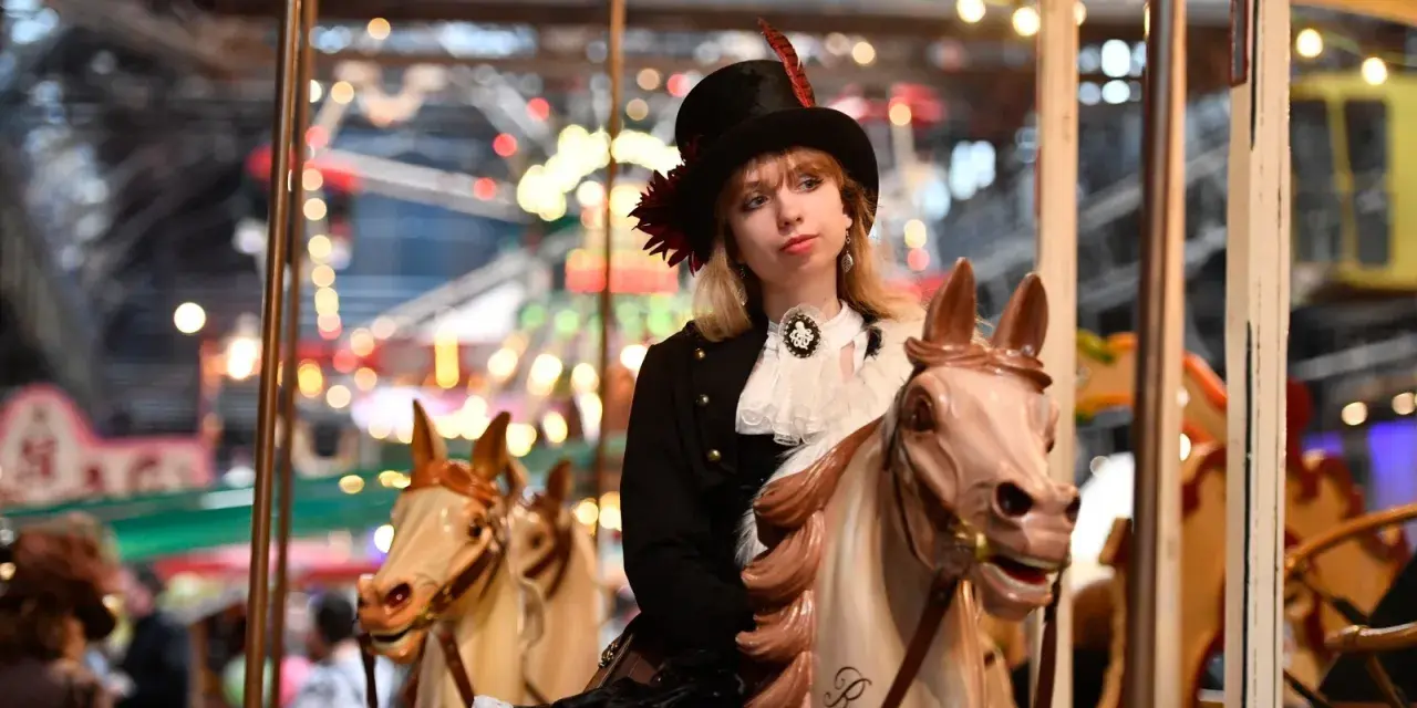 Junge Frau im Steampunk-Outfit auf einem Pferd eines historischen Jahrmarkts in der Jahrhunderthalle.