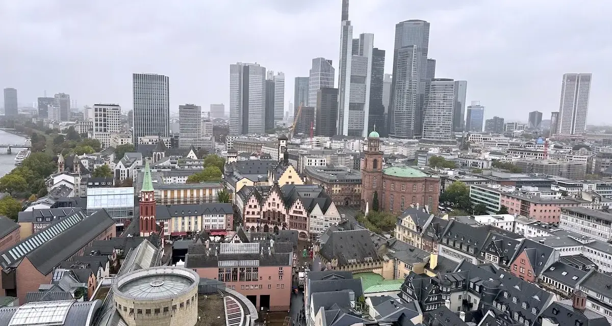 Blick über Frankfurt: Historische Fachwerkhäuser treffen auf moderne Wolkenkratzer. Hier sieht man, was man in Frankfurt machen kann: Kultur, Geschichte und Zukunft vereint.