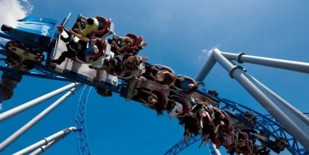 Achtung, Achterbahn! Besucher im Europa-Park erleben einen neuen Rekordtag. Die Blue Fire Megacoaster-Bahn rast mit vielen begeisterten Gästen durch die Lüfte.