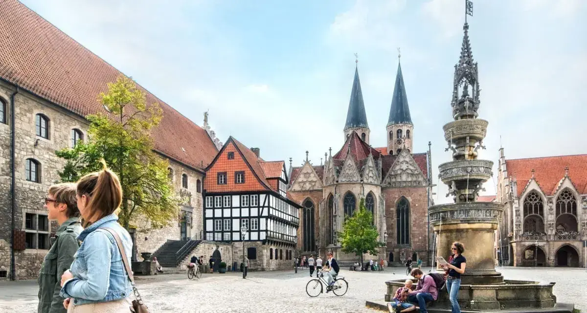 Bummel über den historischen Platz in Braunschweig mit Dom und Brunnen. Hier kann man viel entdecken, was man in Braunschweig machen kann.