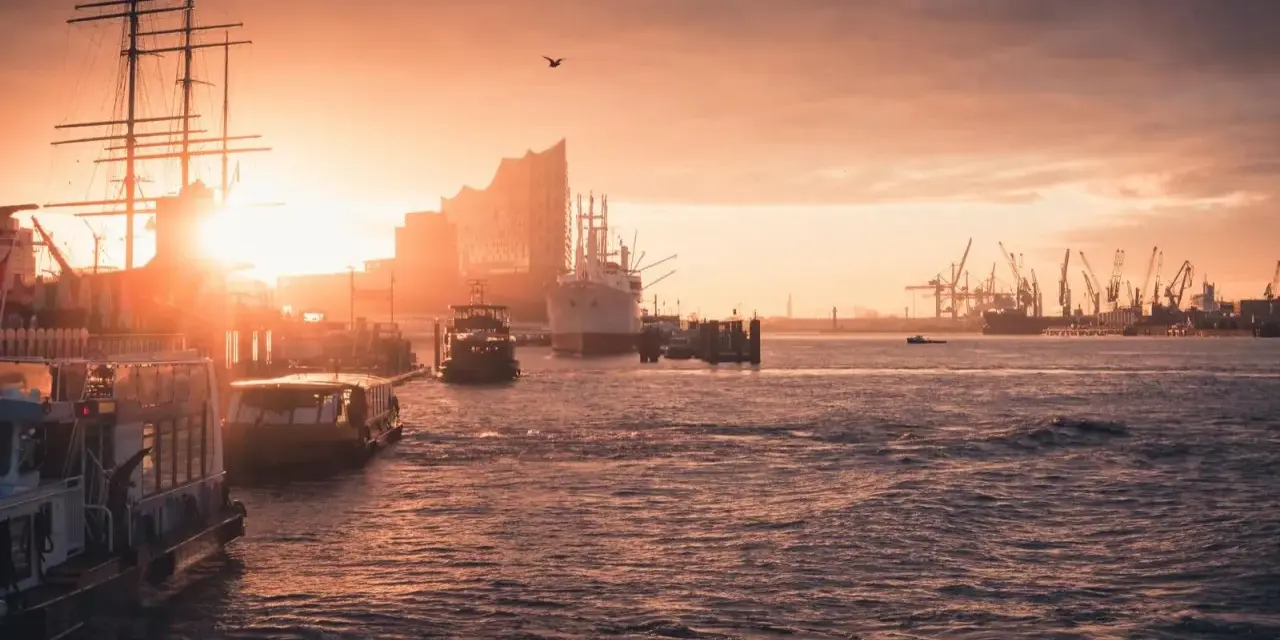 Sonnenuntergang im Hamburger Hafen. Schiffe, Kräne und die Elbphilharmonie – so viel kann man in Hamburg machen!