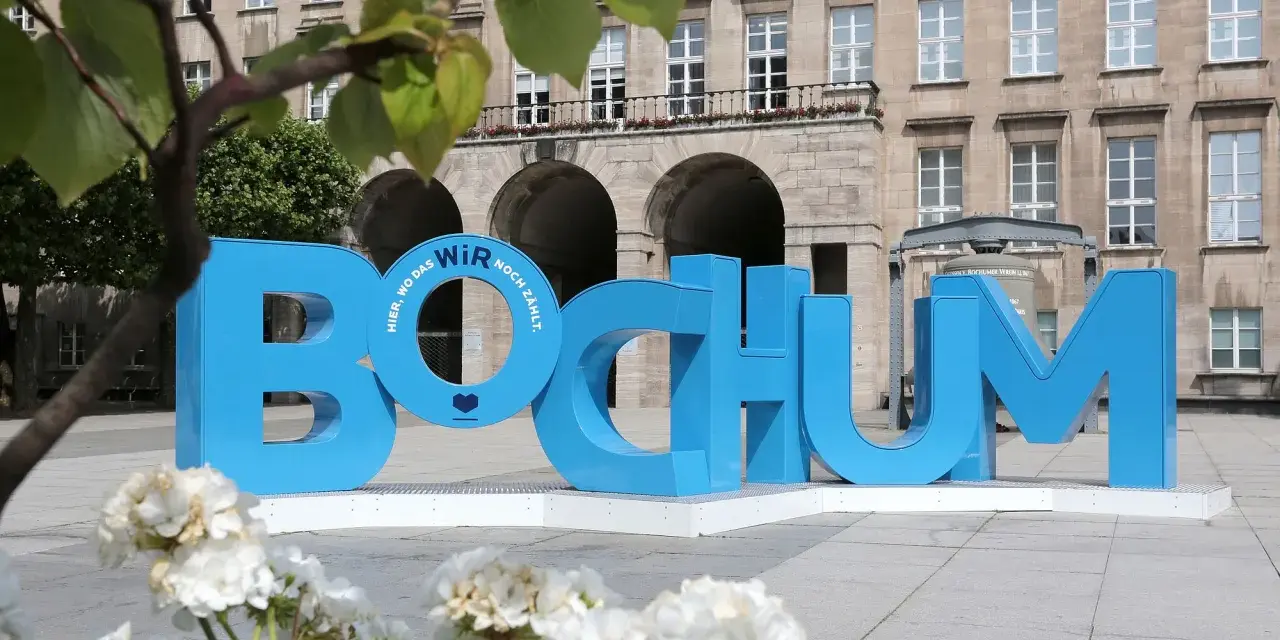 Große blaue Buchstaben formen "BOCHUM" vor einem Gebäude. Hier gibt es viele kostenlose Veranstaltungen in Bochum zu entdecken!