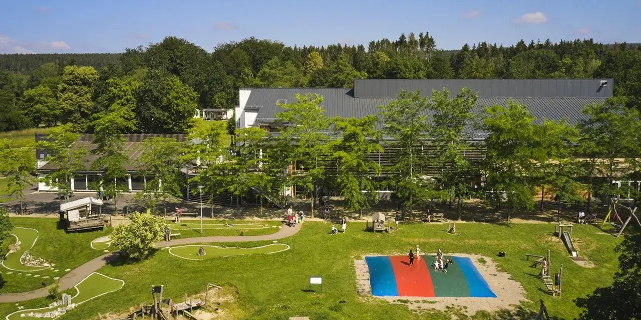 Der neuer Center Parcs Schwarzwald bietet Spaß für die ganze Familie: Minigolf, Spielplatz und bunte Hüpfkissen.