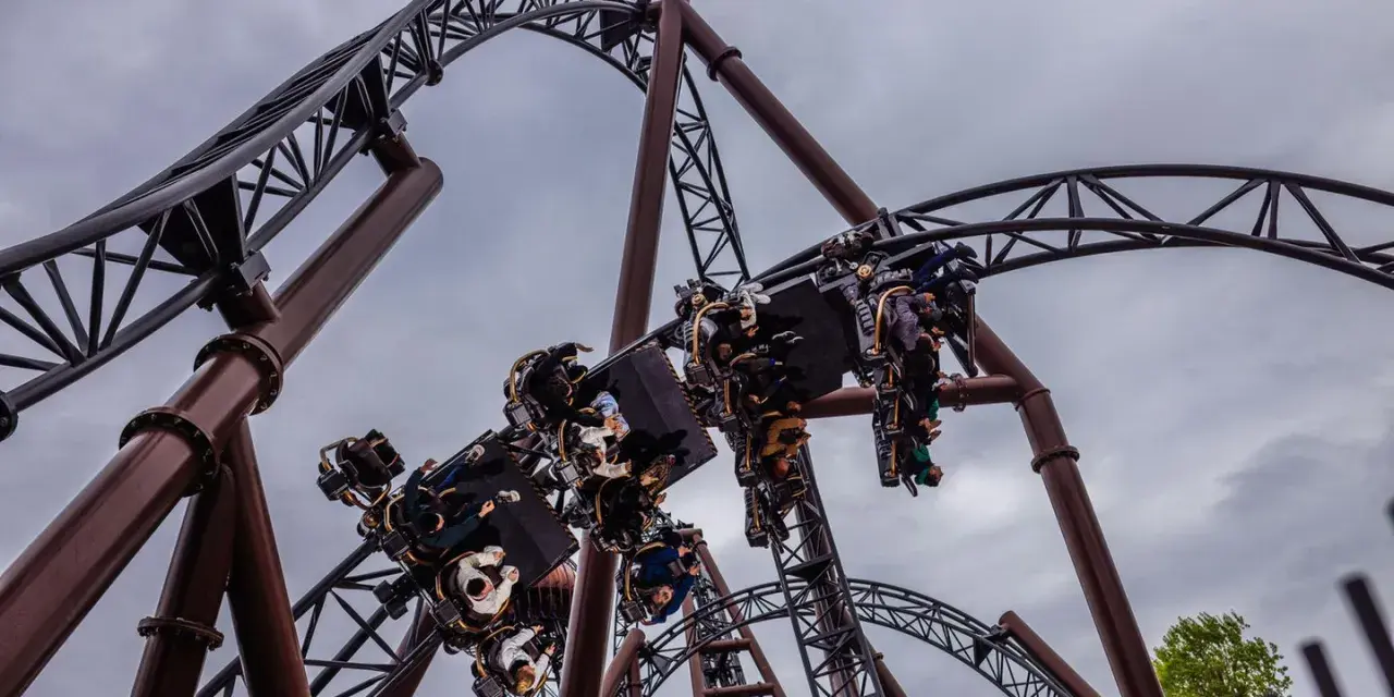 Achtung, Achterbahn! Adrenalin pur auf einer wilden Fahrt durch den Europa-Park. Ein unvergessliches Erlebnis in Kroatien, Europa.