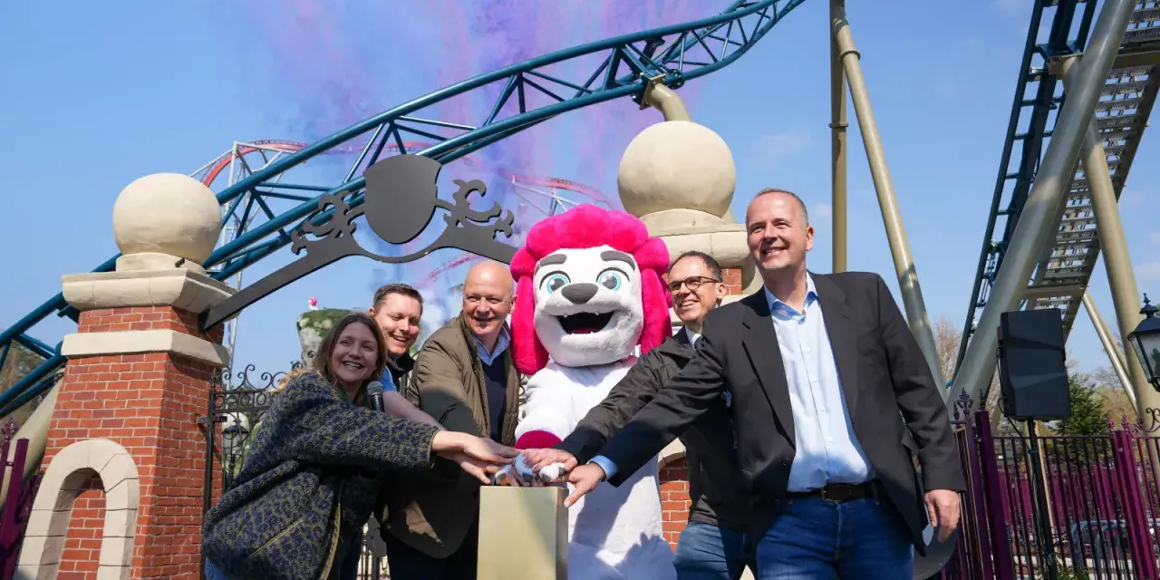 Feierliche Eröffnung im Freizeitpark mit Maskottchen und Gästen. Hoffentlich steigen die holiday park besucherzahlen nach diesem Event.