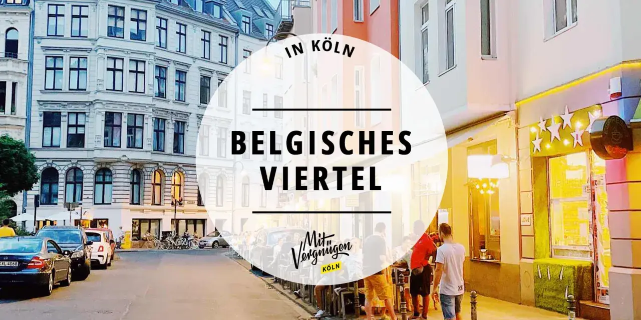 Abendstimmung im belgischen Viertel in Köln. Menschen sitzen vor einem beleuchteten Restaurant, Autos parken am Straßenrand.