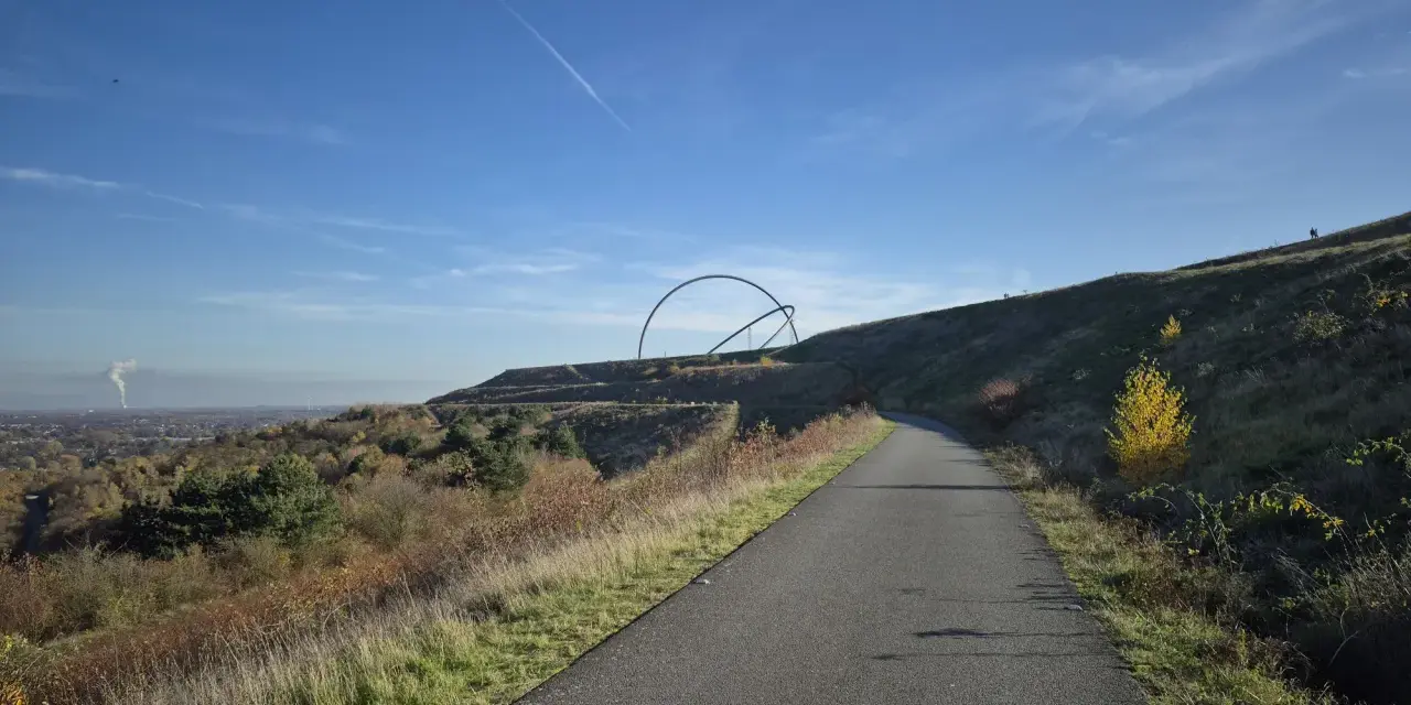 Weg zur Halde Hoheward mit der markanten Skulptur "Himmelspiegel" im Hintergrund.