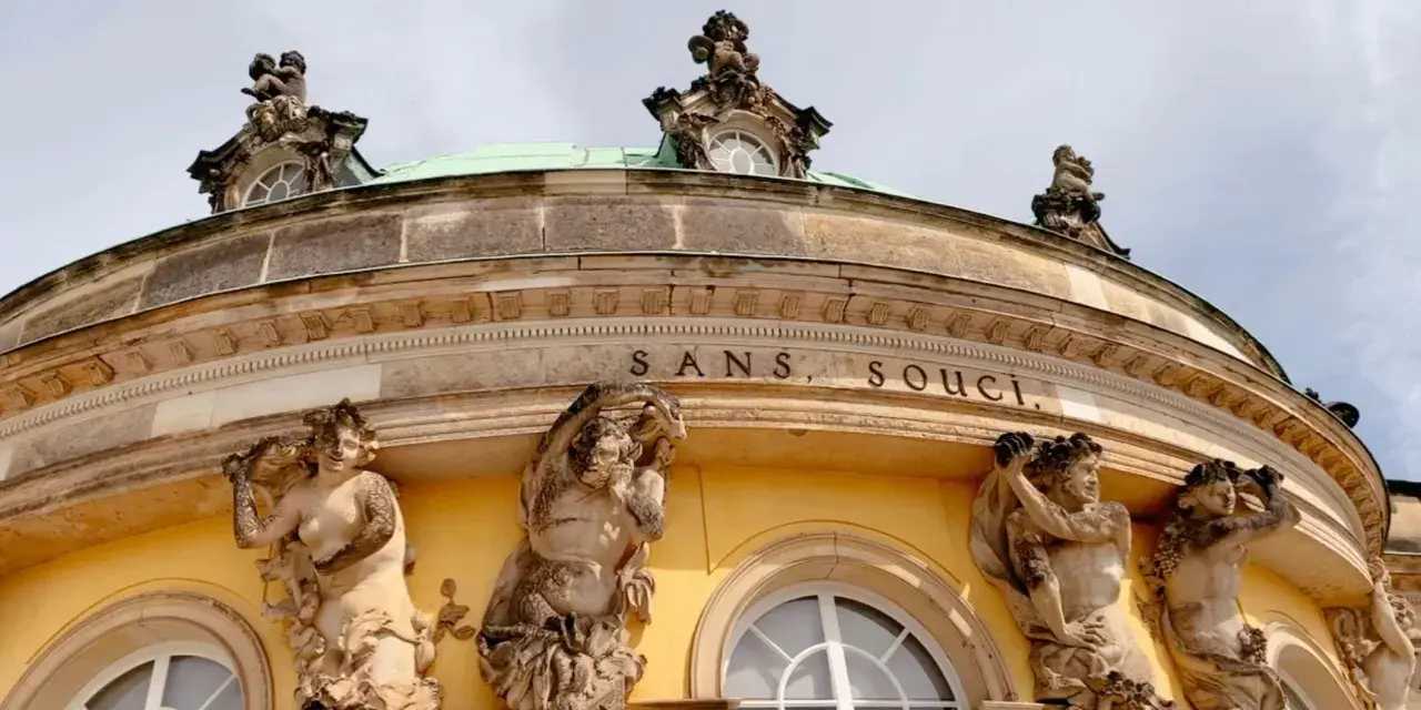 Sanssouci Palast in Potsdam: Was kann man in Potsdam machen? Statuen und Architektur bestaunen.
