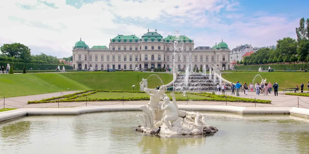 Barockschloss Belvedere mit Wasserspielen und Skulpturen. Ein Muss, was man in Wien gesehen haben muss, um die Pracht der Stadt zu erleben.