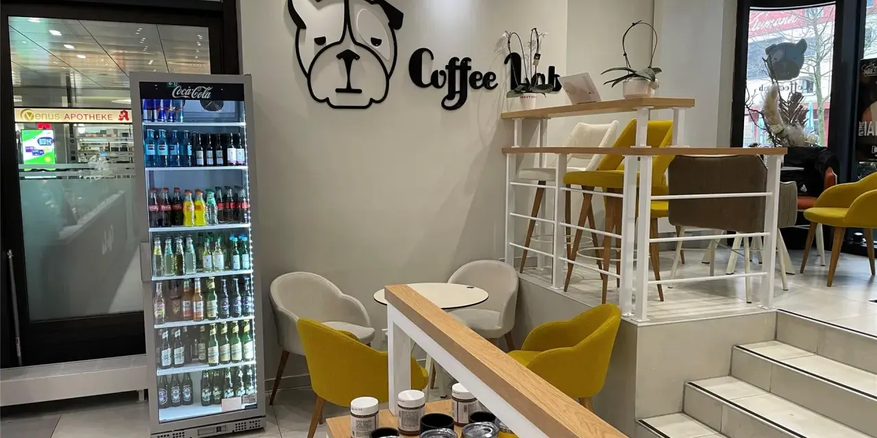 Gemütliche Sitzgelegenheiten und ein Kühlschrank voller Getränke im Copenhagen Coffee Lab.