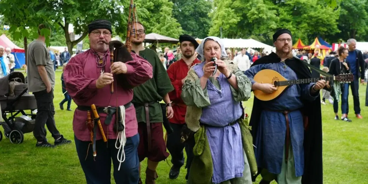Musiker mit Dudelsack und Laute beleben die Waltrop Veranstaltungen. Mittelalterliche Gewänder und fröhliche Klänge ziehen die Besucher in ihren Bann.