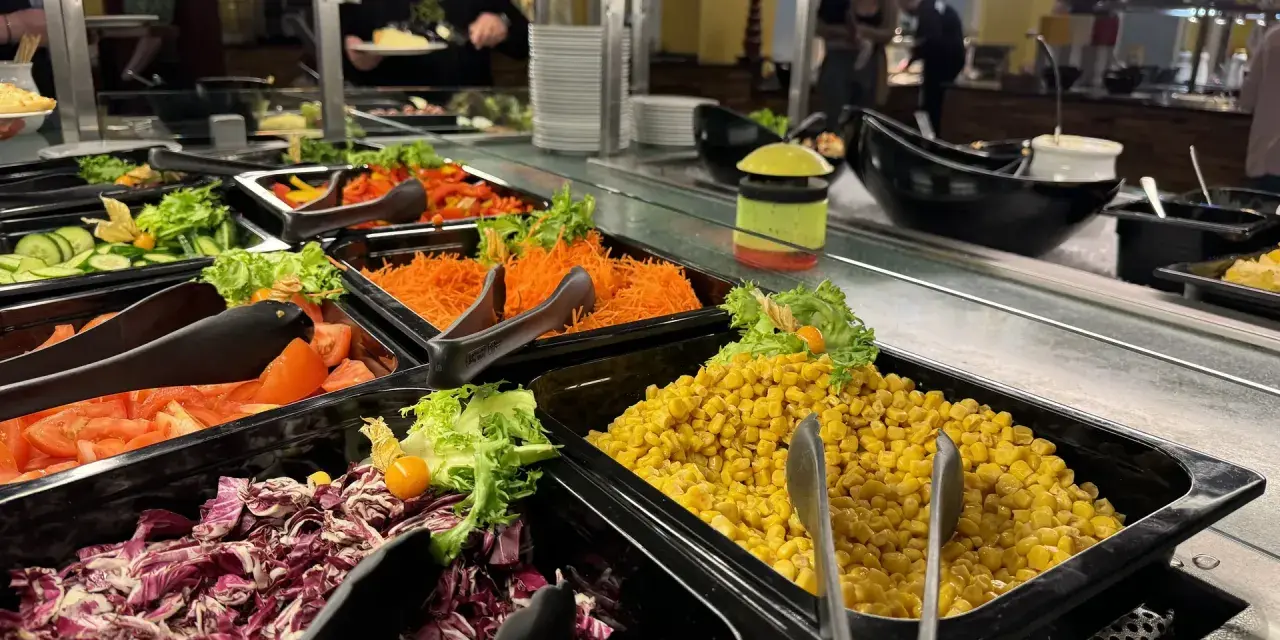 Vielfalt am Center Parcs Buffet: Salat, Mais & mehr. Informiere dich über die Center Parcs Buffet Preise für deinen nächsten Urlaub.