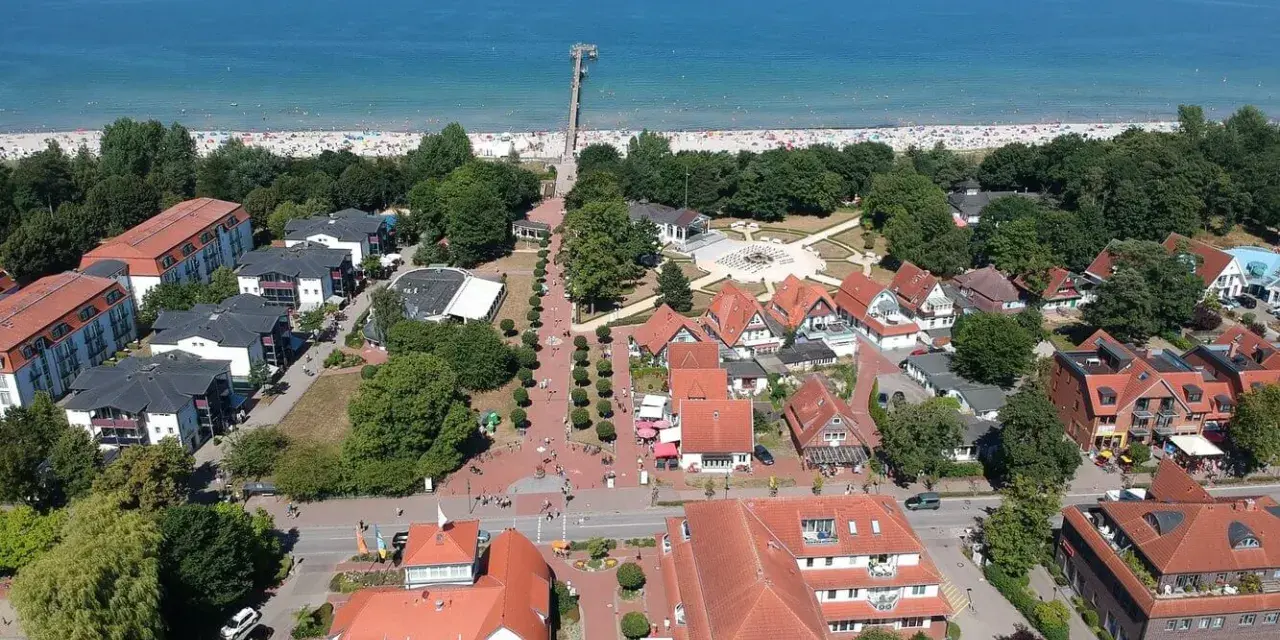 Luftaufnahme der Boltenhagen Innenstadt mit Blick auf den belebten Strand und die Ostsee.