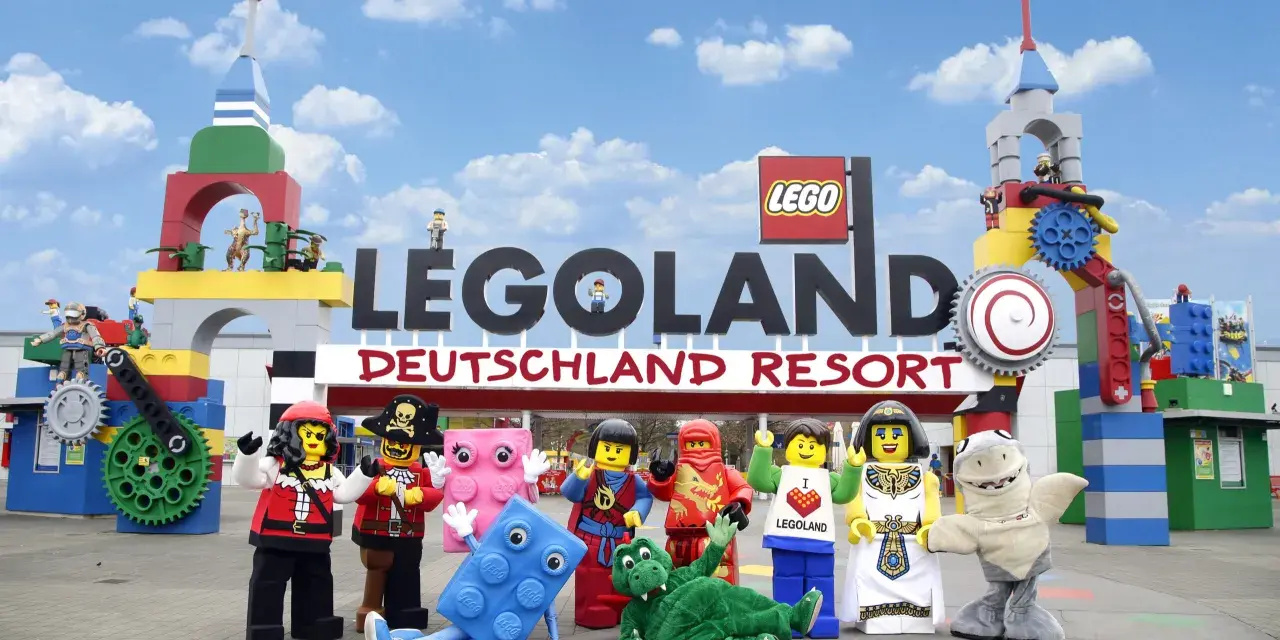Bunte Lego-Figuren vor dem Legoland Deutschland Resort. Die Szene könnte an einem Wochentag aufgenommen worden sein, um die Legoland Besucherzahlen zu studieren.