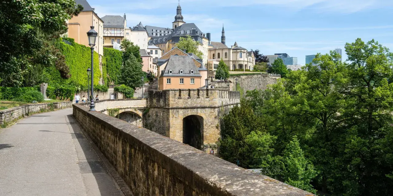 Spaziergang auf dem Chemin de la Corniche in Luxemburg. Hier kann man die Altstadt, Festungsanlagen und moderne Gebäude bestaunen.