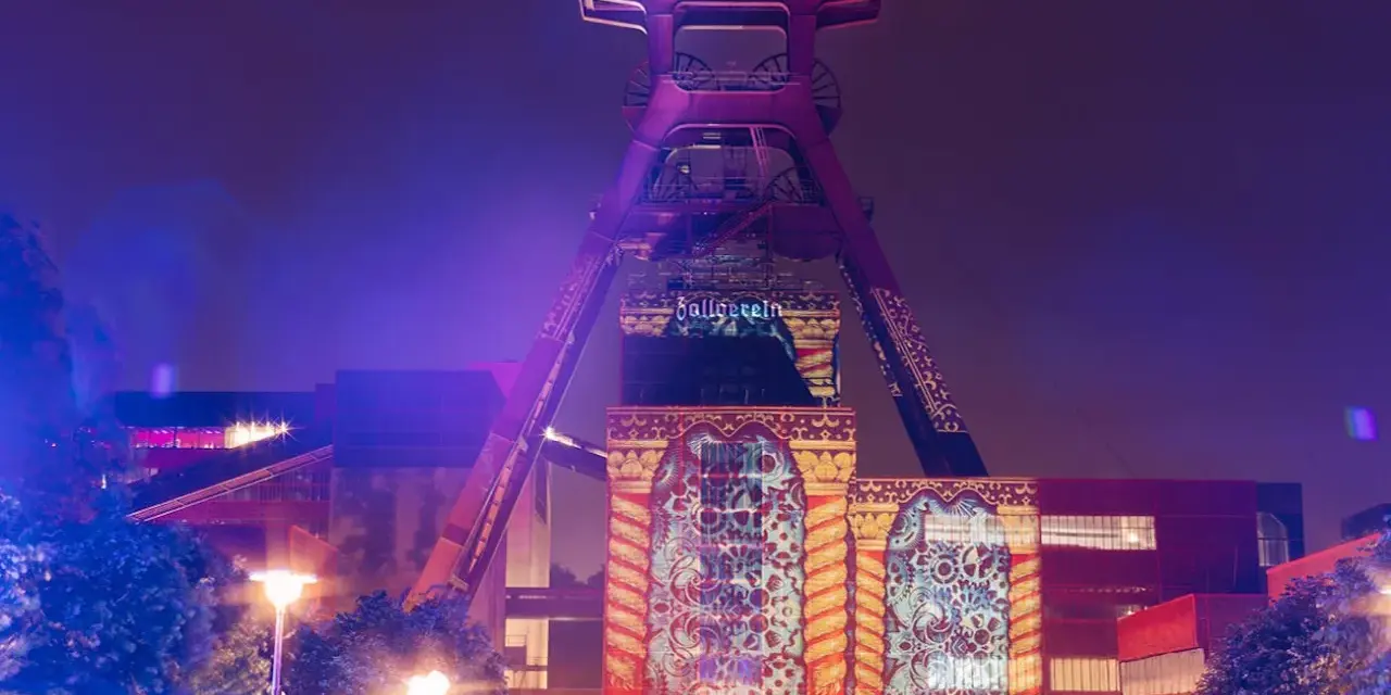 Zeche Zollverein in Essen, illuminiert mit Projektionen. Ein Fest für die Augen, fast wie ein **extraschicht essen** für die Seele.