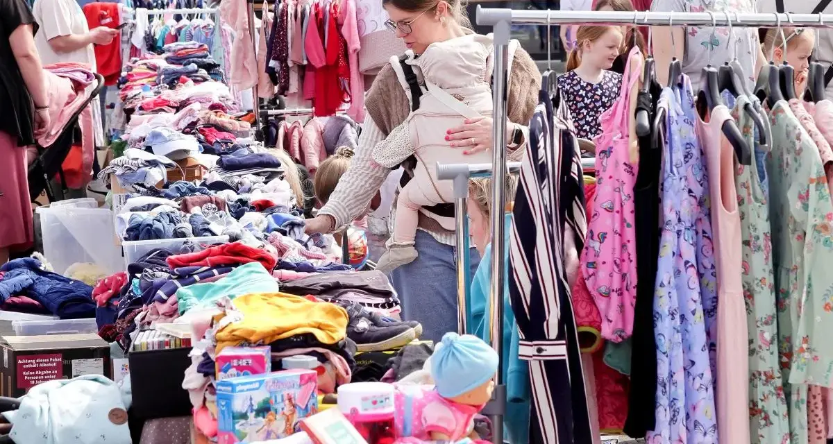 Buntes Treiben auf dem Flohmarkt am 1. Mai. Kinderkleidung, Spielzeug und viel Trödel laden zum Stöbern ein.