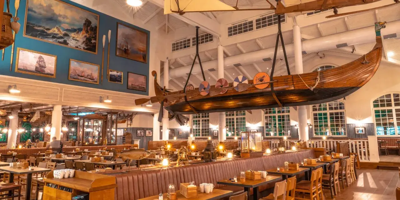 Ein Restaurant mit Wikingerschiff-Deko. Die "Bubba Svens Rezensionen" sind positiv, das Ambiente ist maritim und gemütlich.