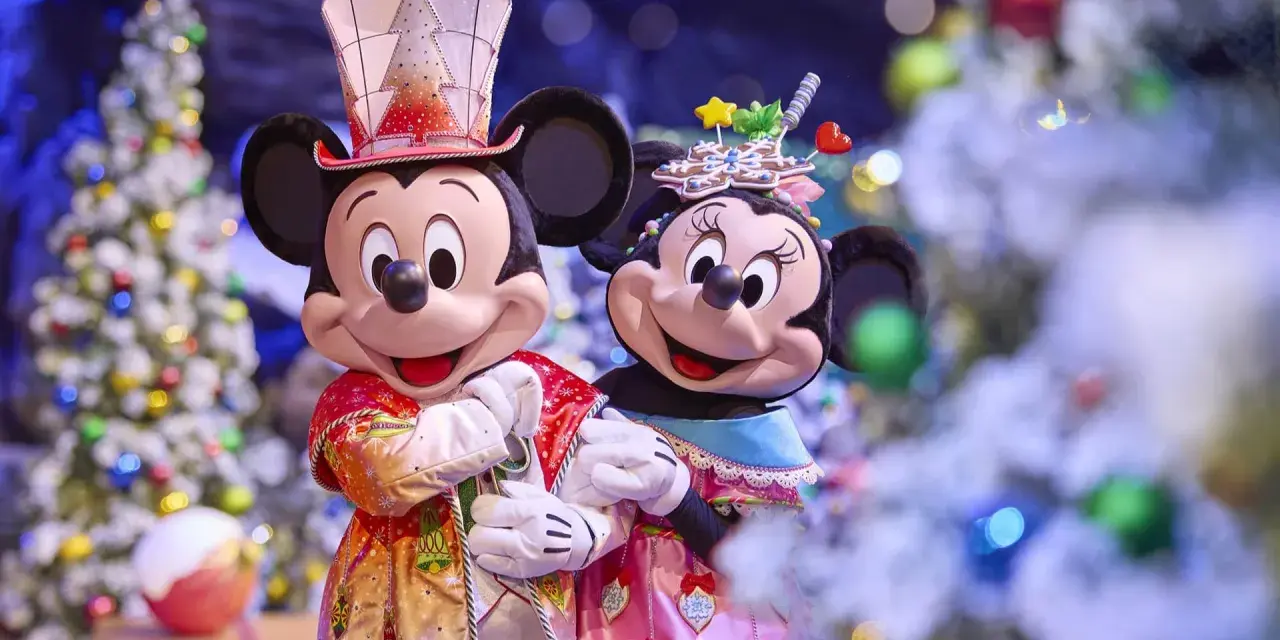 Mickey und Minnie in festlichen Outfits vor Weihnachtsbäumen im Disneyland. Ein magisches Weihnachtserlebnis!