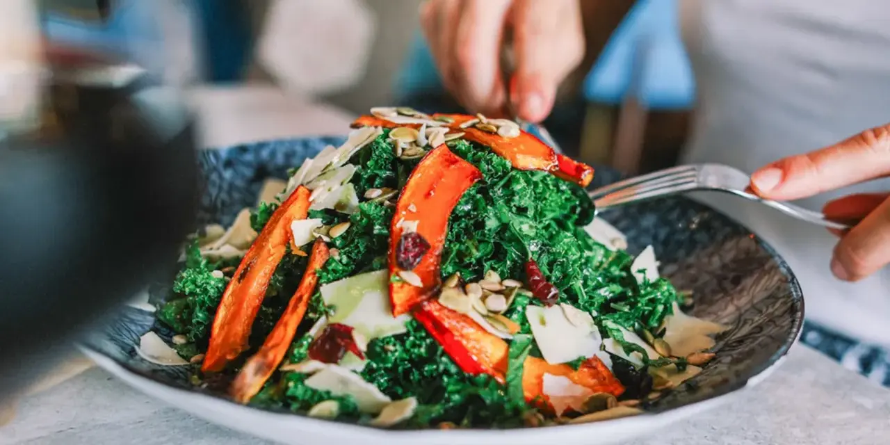 Ein bunter Salat mit Grünkohl, Kürbisspalten und Kernen – ein wahrer Wilma Wunder Brunch!