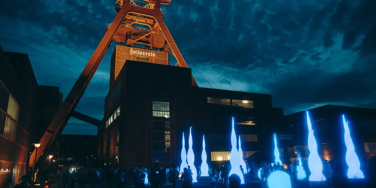 Industrielles Erbe trifft auf Lichtkunst: Die Zeche Zollverein wird zur Bühne für faszinierende Extraschicht Spielorte mit leuchtenden Skulpturen.